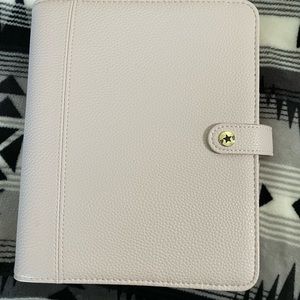 Franklin Covey Classic 7 hole A Beautiful Life Binder w/ Jan-June 2024 inserts.